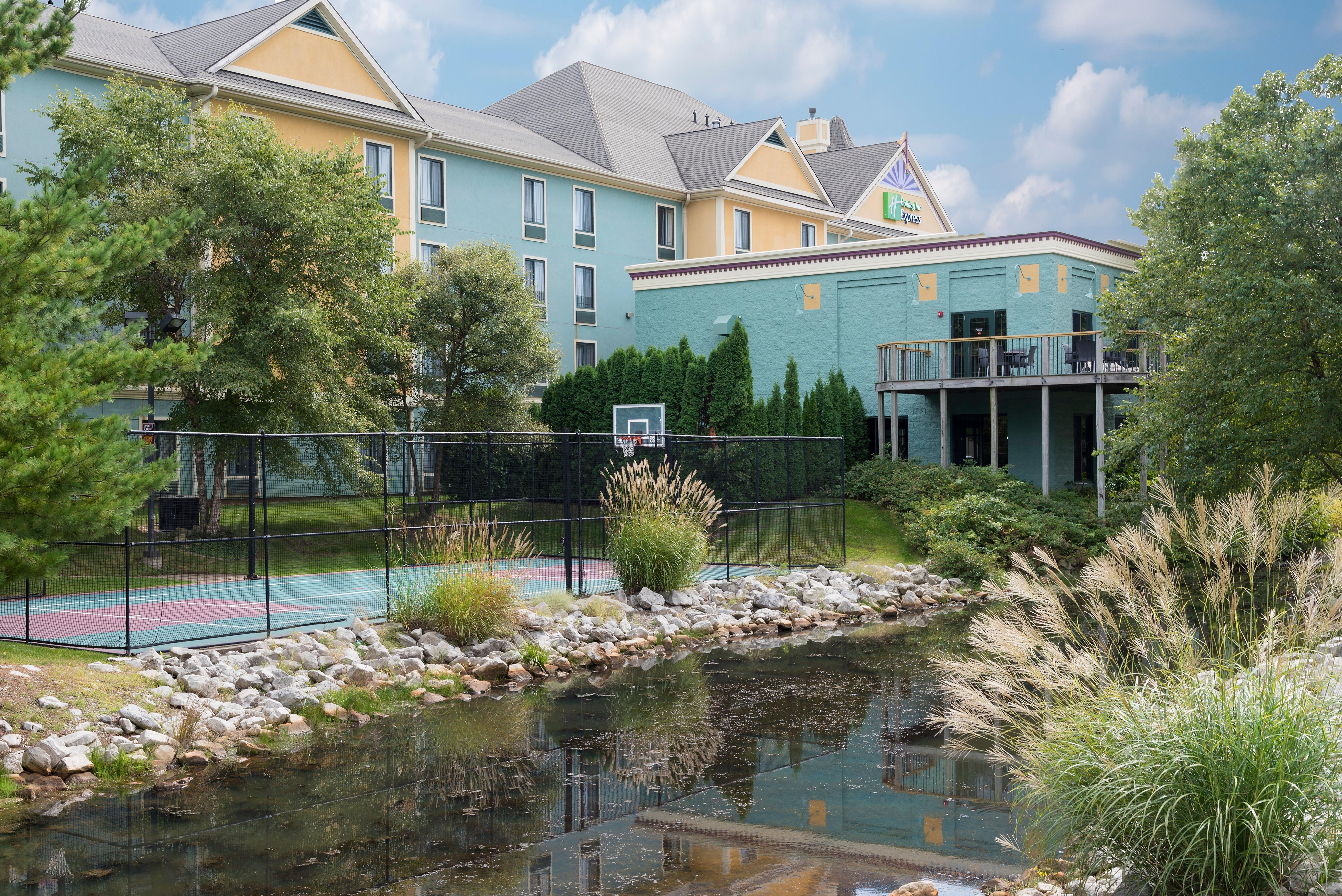Holiday Inn Express Holland By Ihg Екстер'єр фото