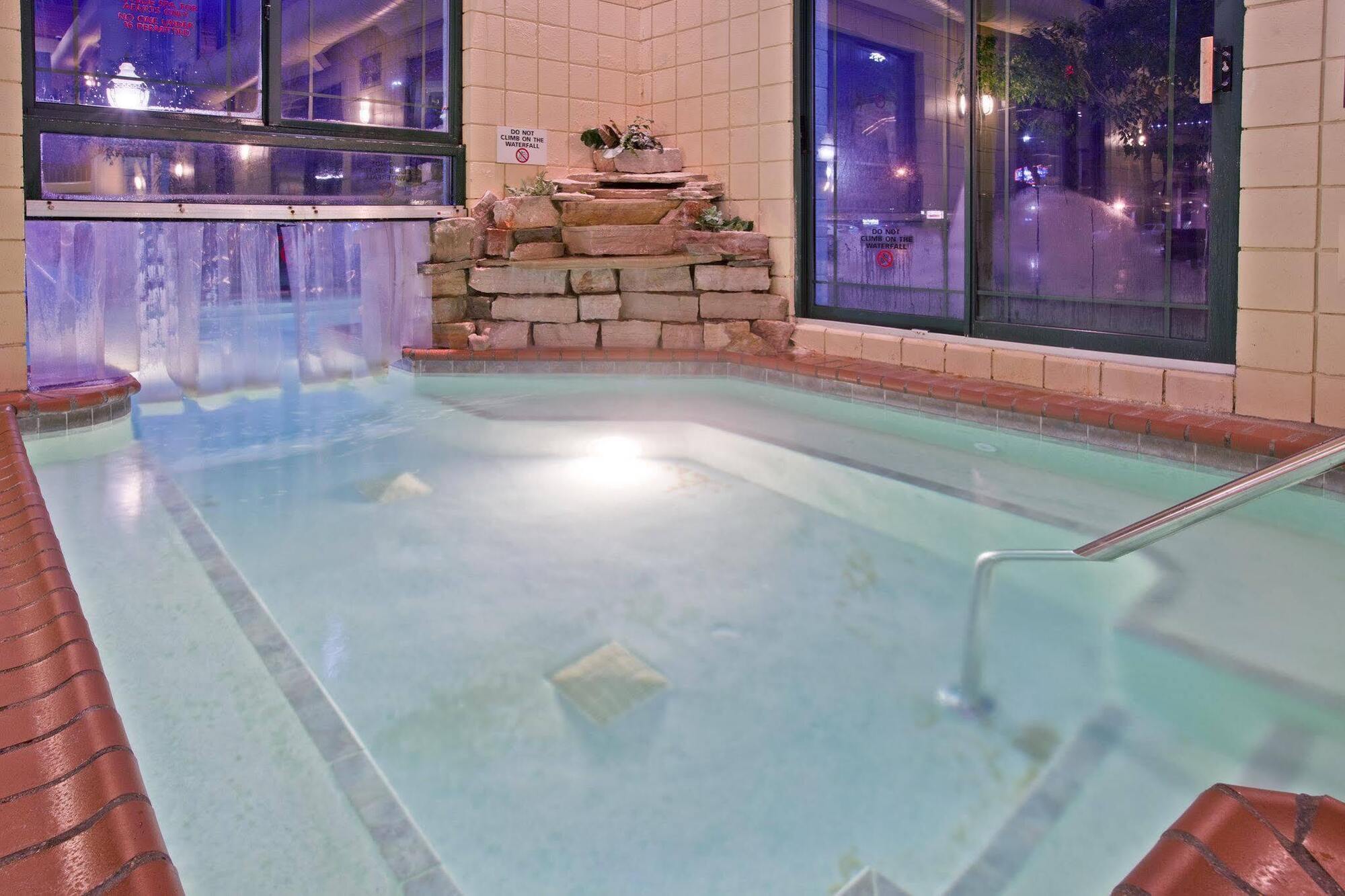 Holiday Inn Express Holland By Ihg Екстер'єр фото