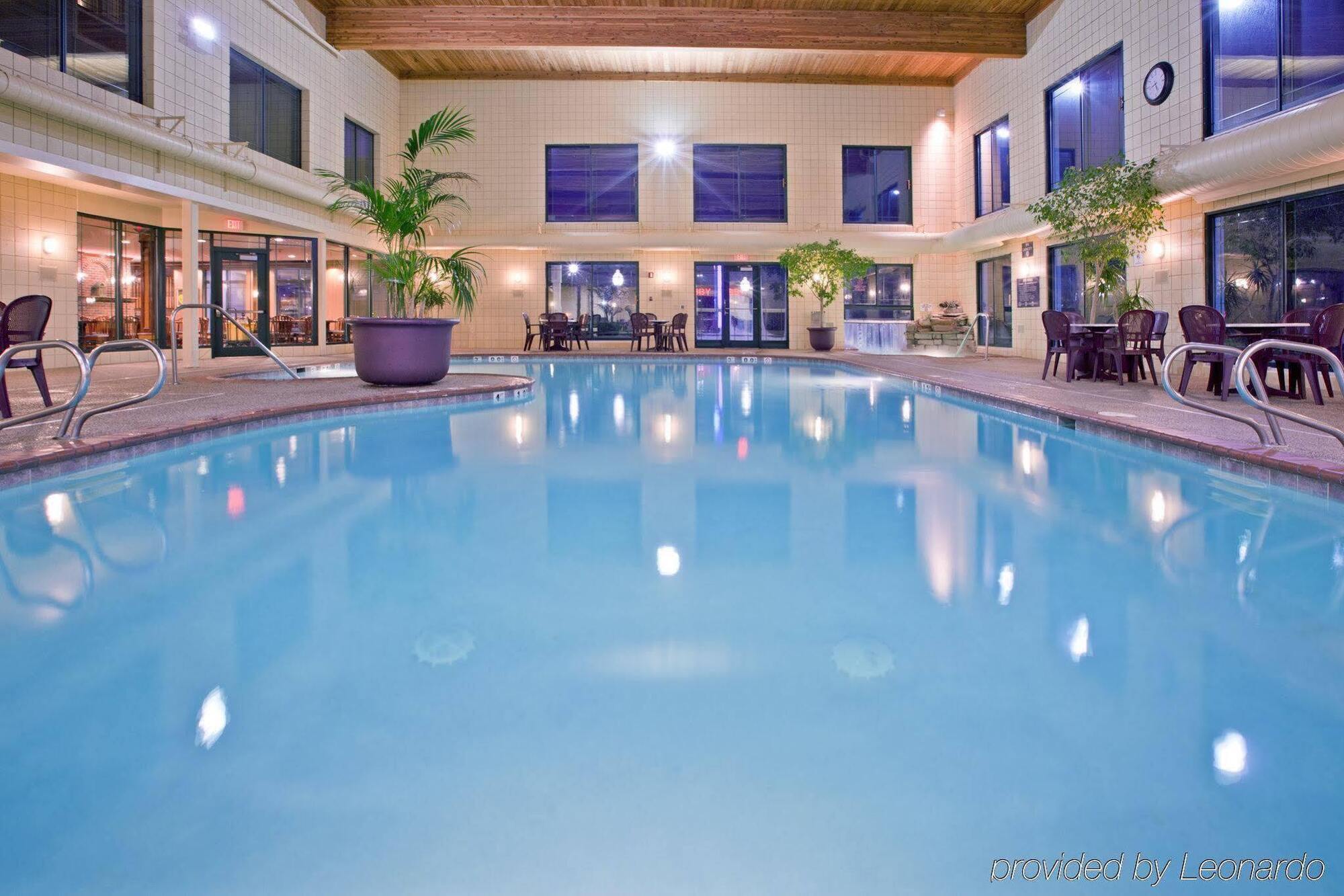 Holiday Inn Express Holland By Ihg Екстер'єр фото
